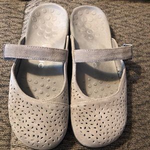 Like new vionic slip ins. Grey in color.